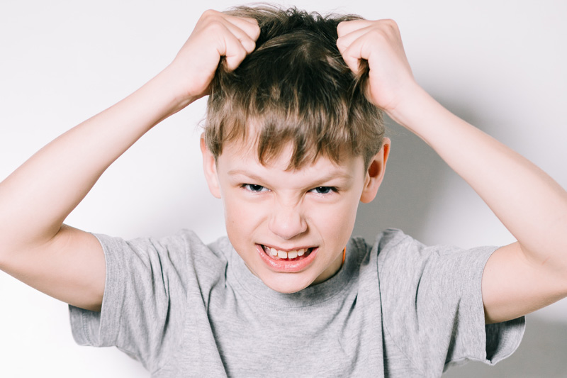 мальчик вырывает себе волосы: нужно лечение трихотилломании