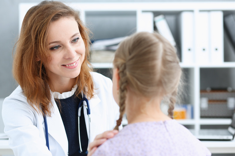 врач беседует с девочкой с низкой самооценкой